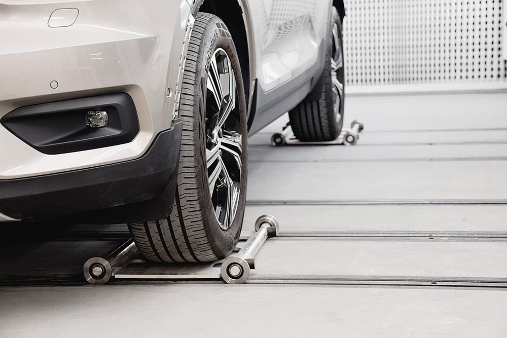 ラージサイズ車にも対応するレールシステムを導入し、作業者の負担軽減を図る