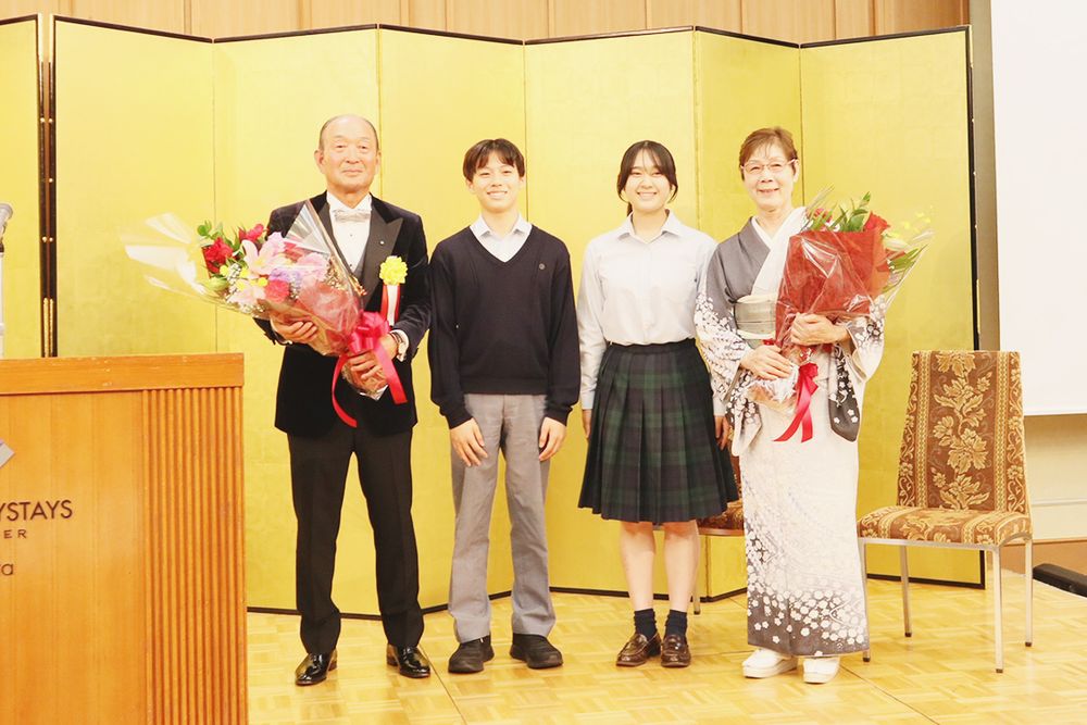 矢部理事長と奥さまにお孫さんから記念の花束が贈られた