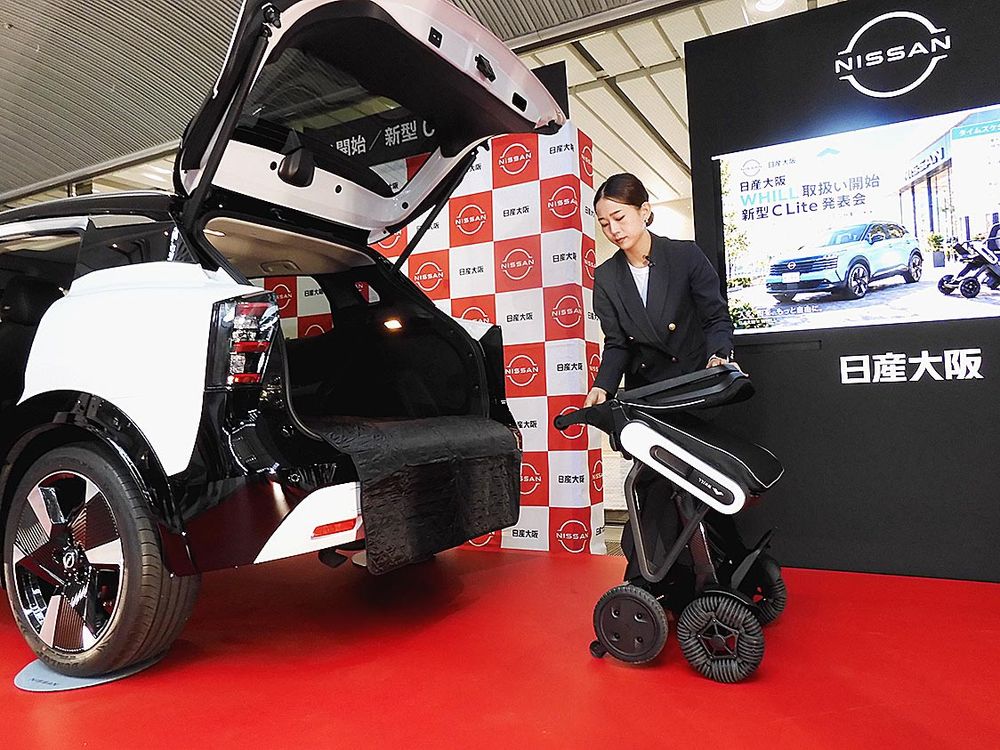 片手で折りたたみ、キックスへ積載するデモンストレーションを実施