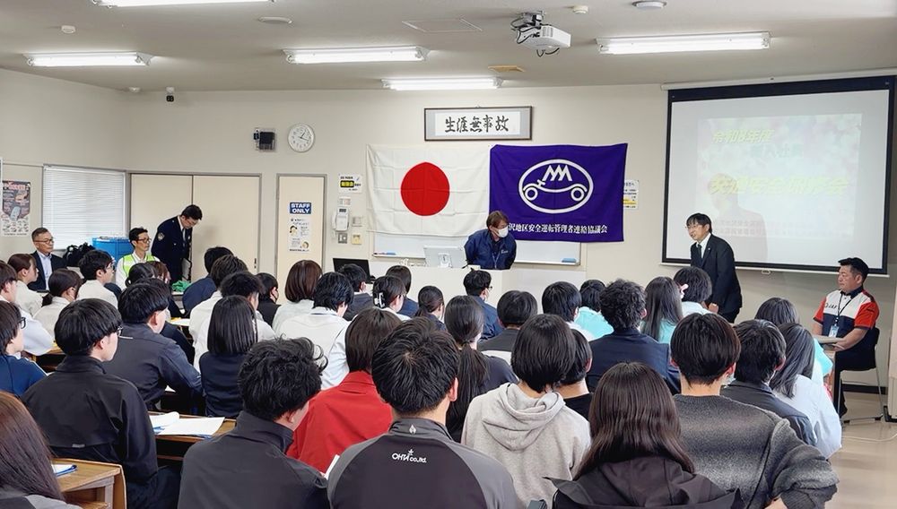 地元企業２１社から新入社員６１人が参加