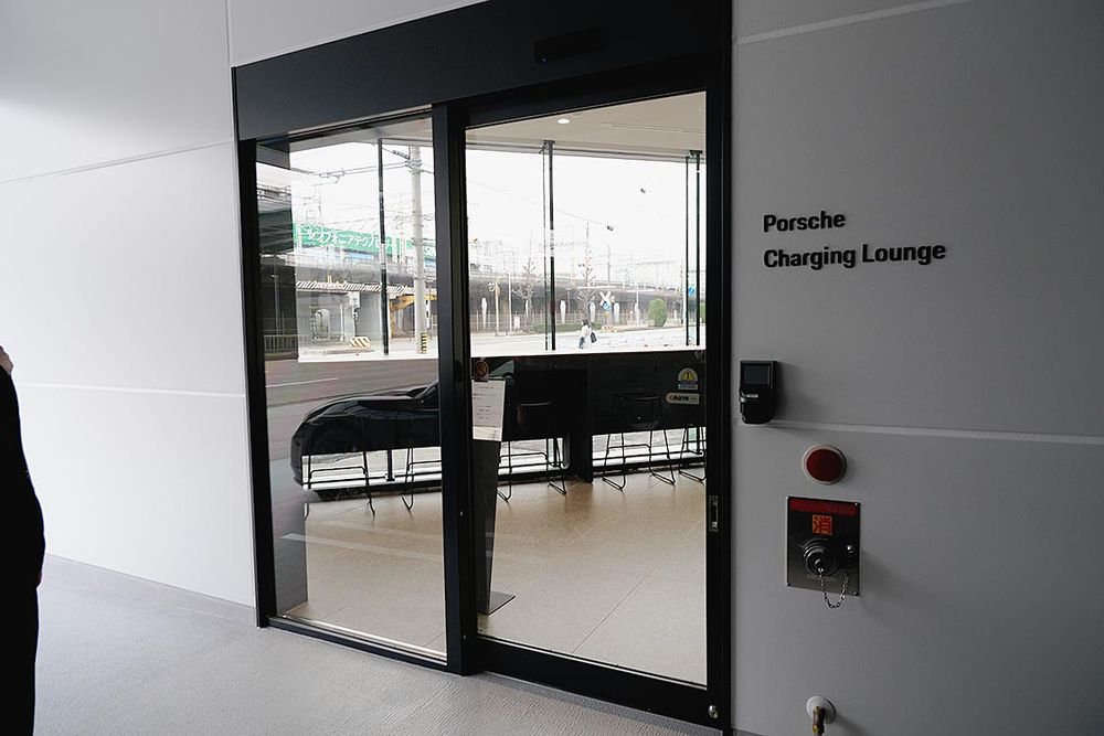 ポルシェチャージングラウンジ設置は国内で初めて