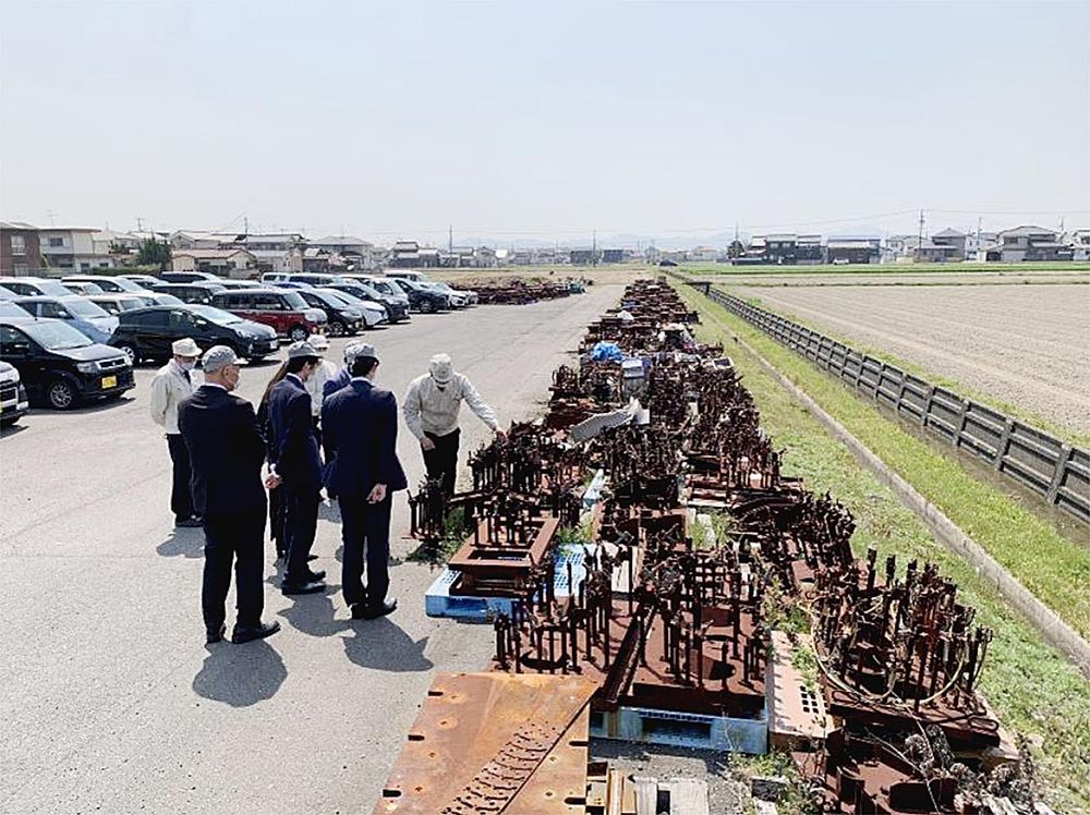 駐車場の先まで続く不要型（日本金属プレス工業協会提供）