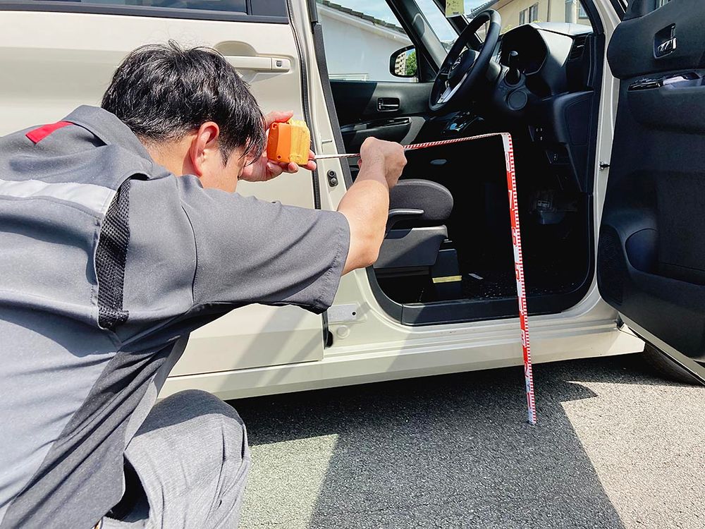 車両を調べる関係者（損保ジャパン提供）
