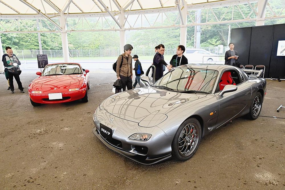 自社でレストアしたＦＤ型ＲＸ―７（写真手前）とＮＡ型ロードスター（写真奥）
