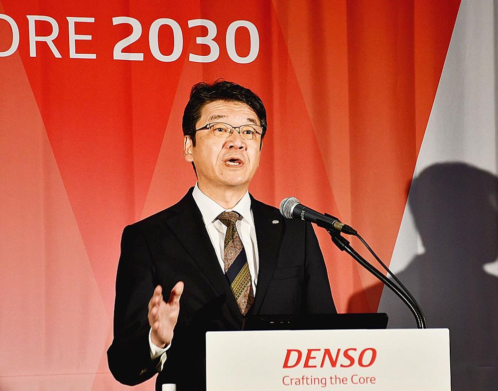 ロームへの対応について会見で語ったデンソーの林新之助社長（3月）