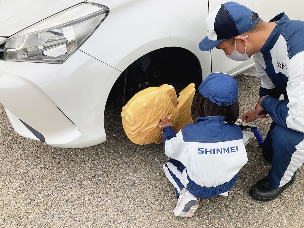タイヤの取り付け体験などを行っている