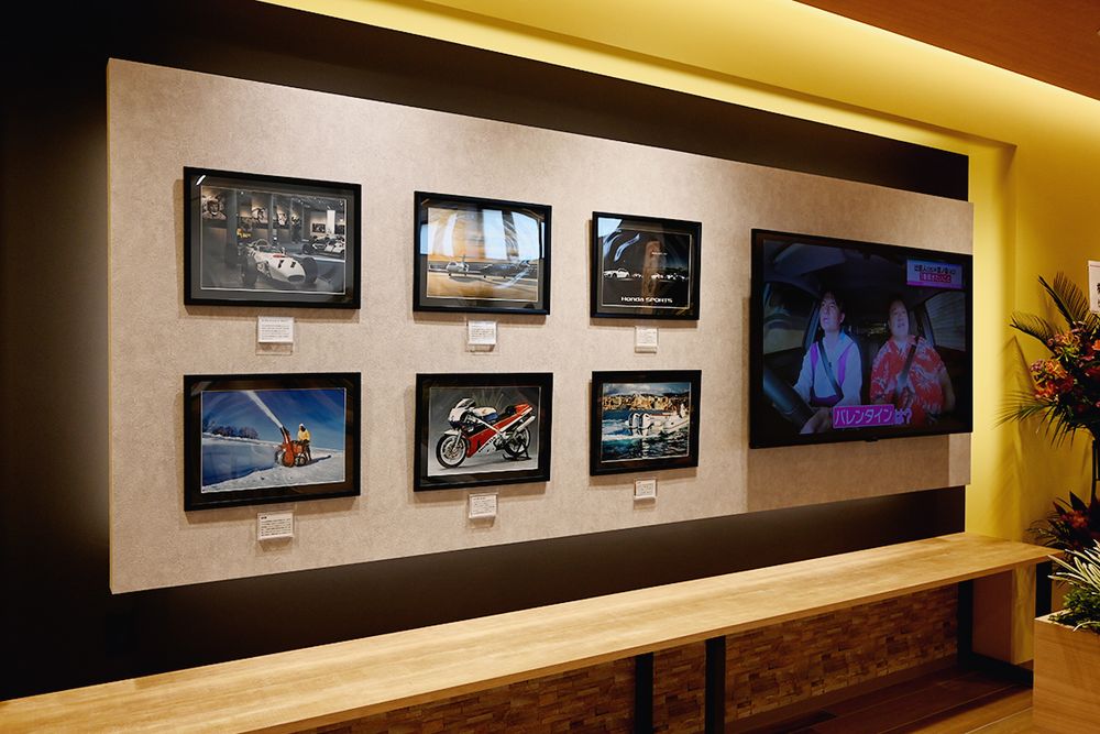 ホンダの陸海空の写真を飾るブランド体感スペース