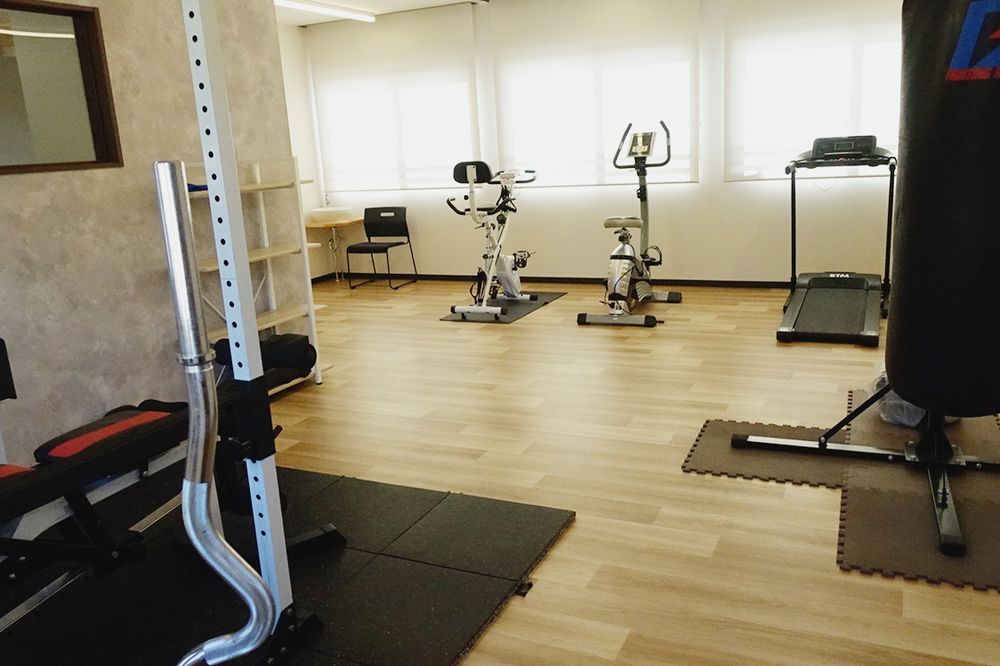 社屋２階にトレーニングルームを設置し健康増進を支援