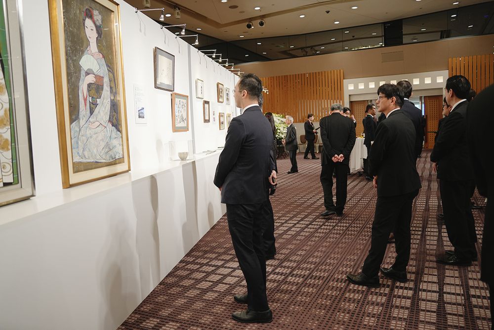 西村会長の思い出の品々が参列者の関心を集めた