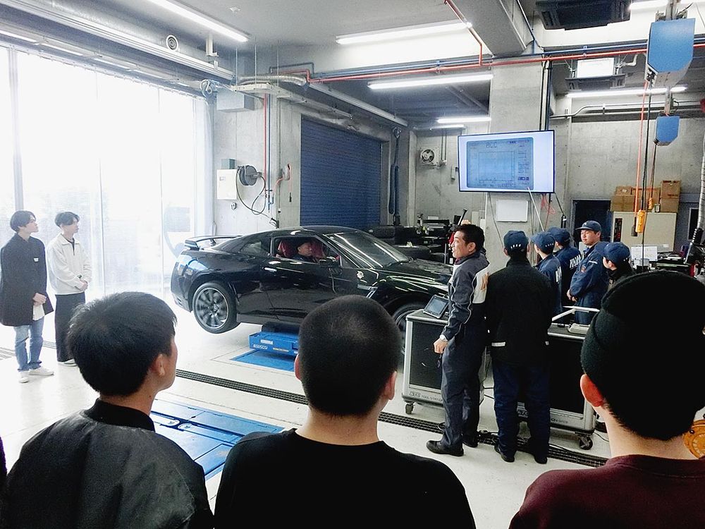 教職員が高校生や両親らに実際の整備作業を説明。在校生はアシスタントとして協力した