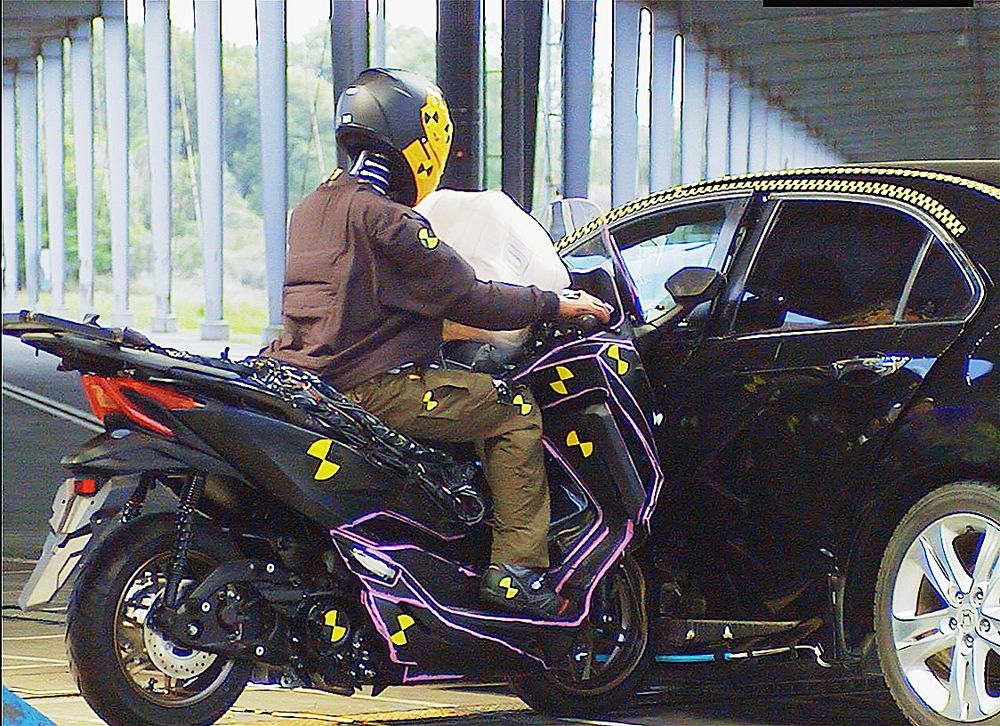 豊田合成は二輪用エアバッグも開発中だ