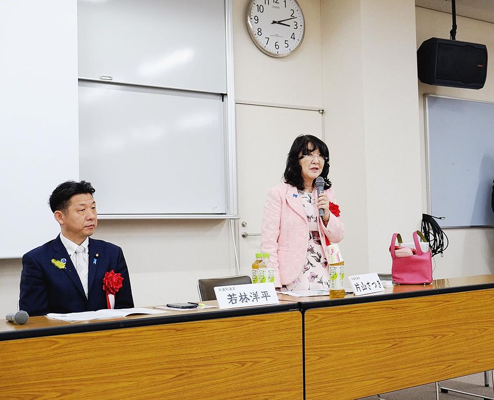 改正保険業法を説明する片山財務相