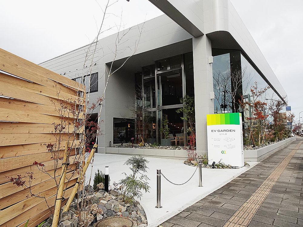 洗練された建物の存在感と人が入りたくなるデザイン演出が印象的だ