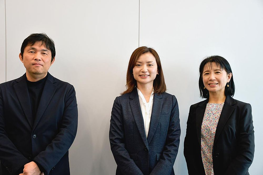 右から、人事本部人事戦略部ダイバーシティ推進室の横塚裕子主任、松本友里室長、岩﨑丈明さん