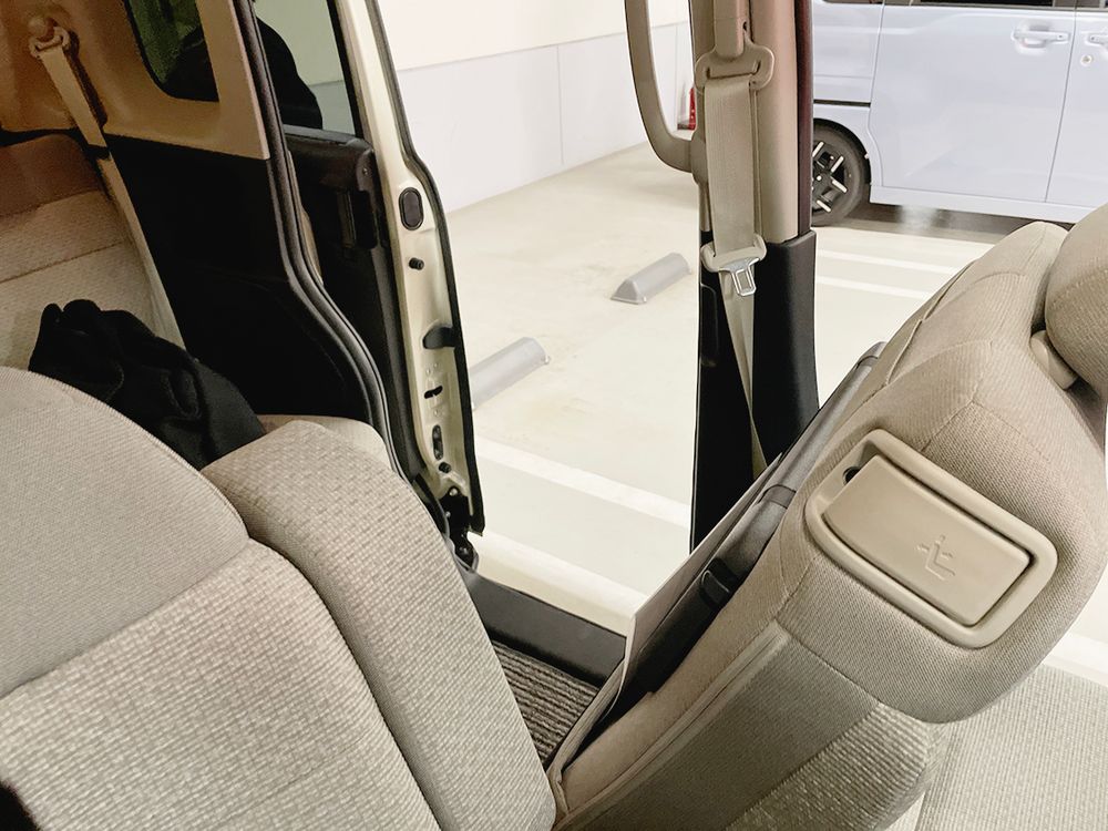 運転席からレバーで簡単に助手席を倒せる