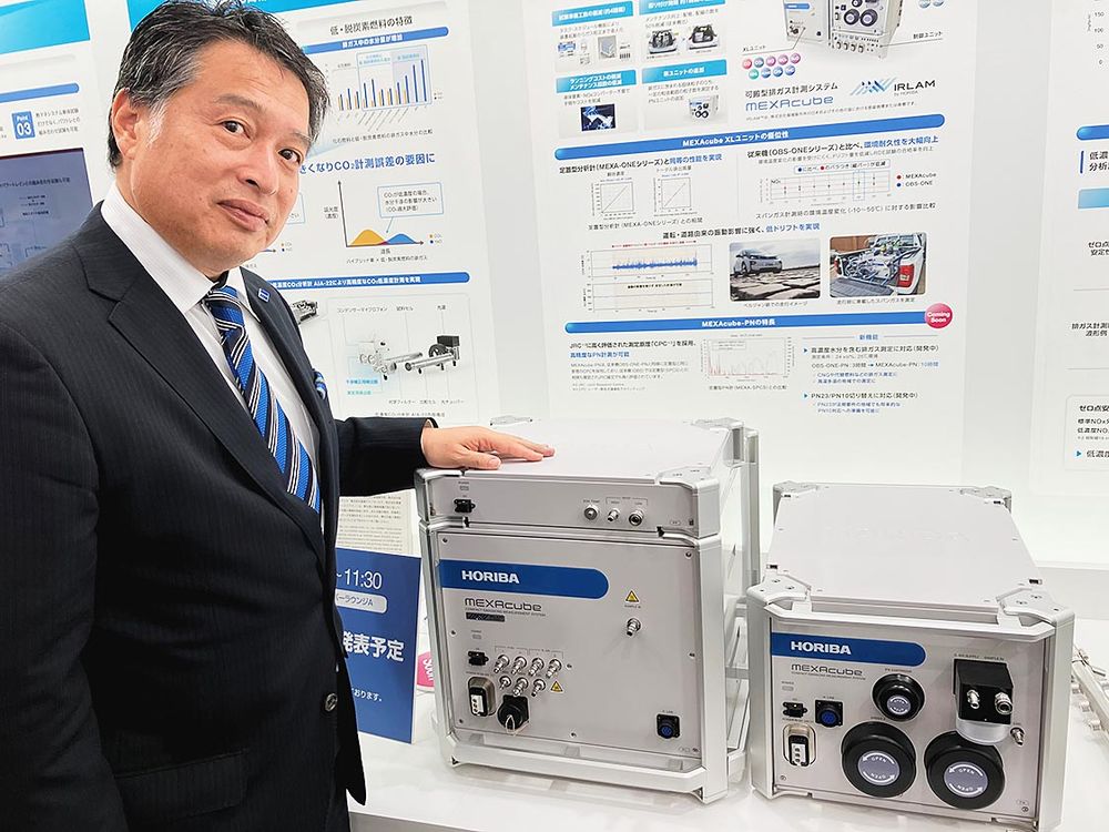可搬型排ガス計測システムを紹介する、堀場製作所エネルギー・環境技術本部の鶴見和也本部長
