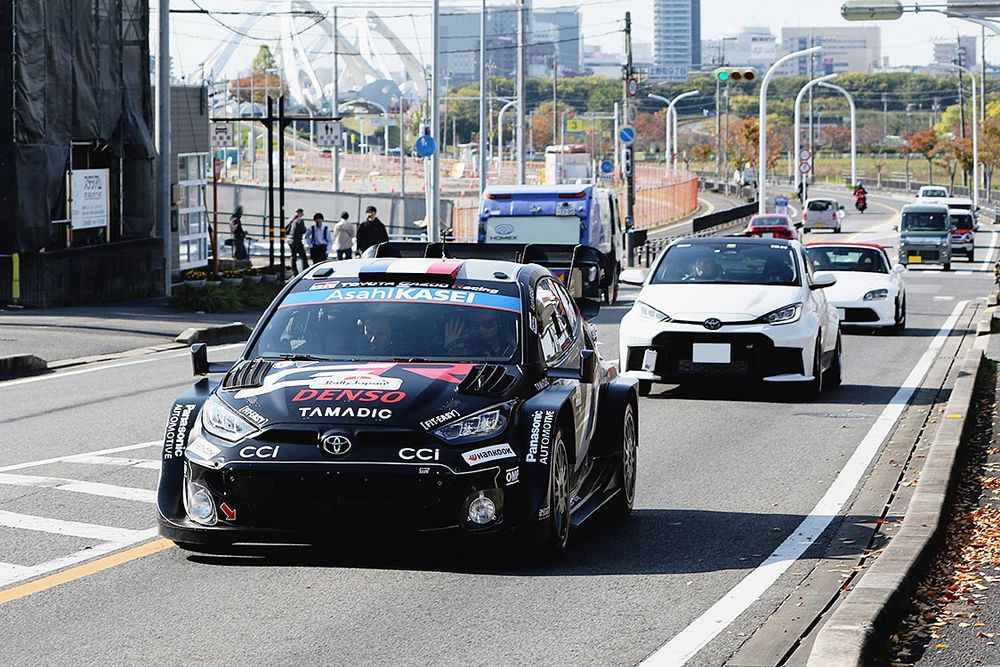 リエゾンを走るラリーカー