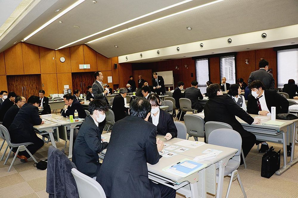 カードゲームで未来のカーボンニュートラル社会をシミュレーション