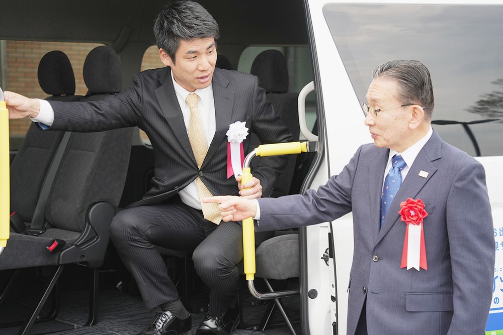 車両について説明する小澤社長