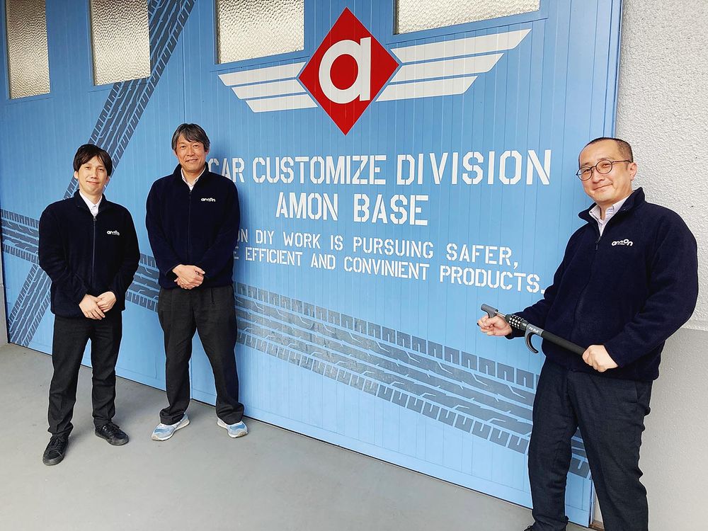 ピットブルＧＰＳトラッカーの開発やプロモーションに携わるメンバー（中央が山本悟課長）