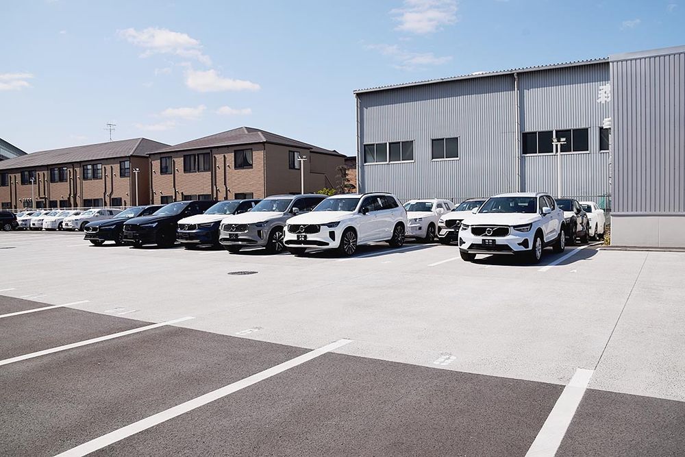 １００台を収容可能なストックヤードを備える