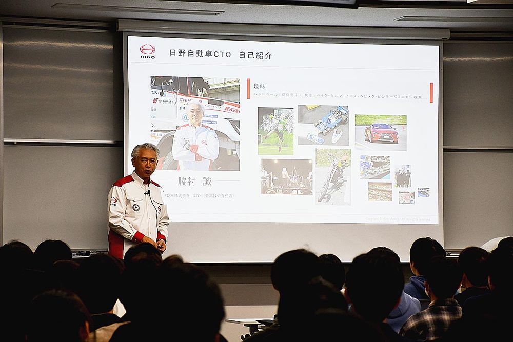 大型トラックの開発秘話を語る脇村氏
