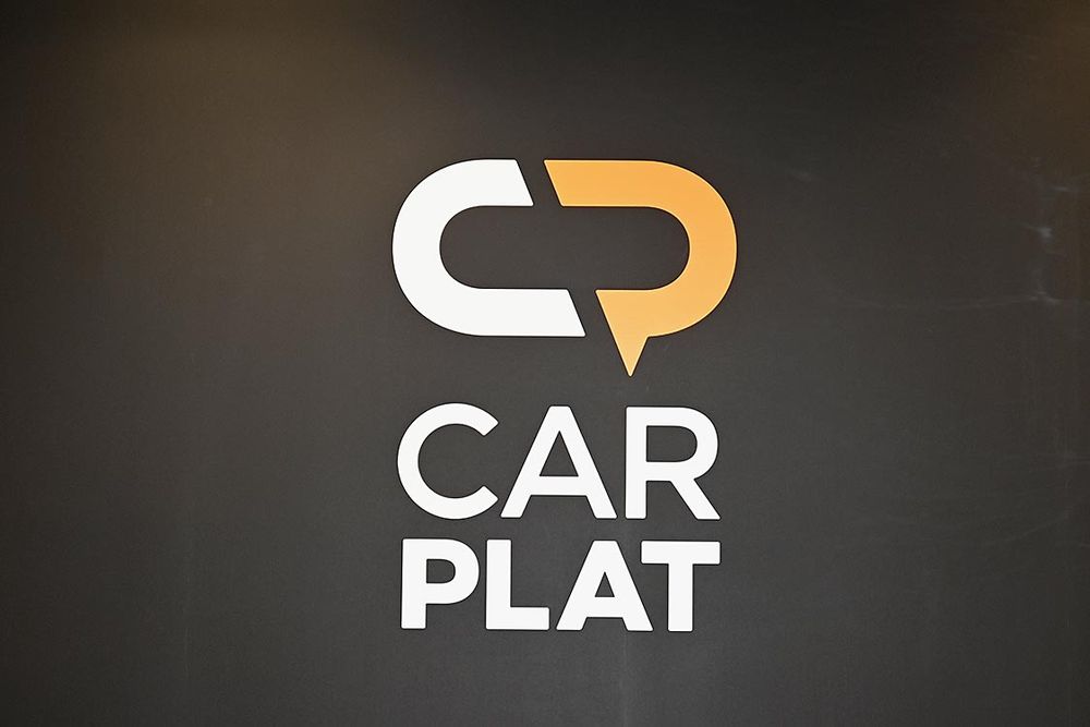 カープラットのロゴ