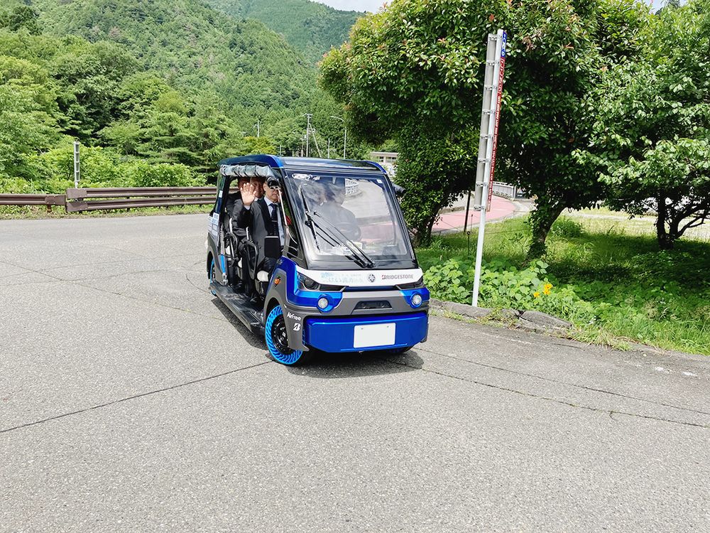 道路に埋設した電磁誘導線に従って時速約２０㌔㍍で巡回する