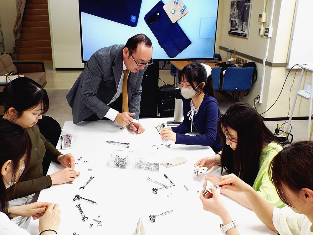 ＫＴＣの社員らが学生たちに工具の使い方を解説した
