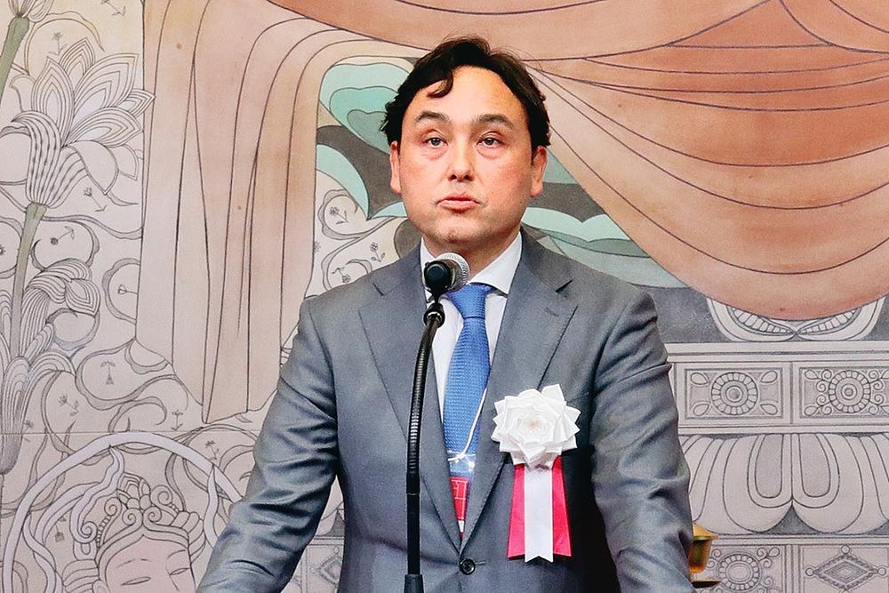 セレモニーであいさつするゲルティンガー理事長
