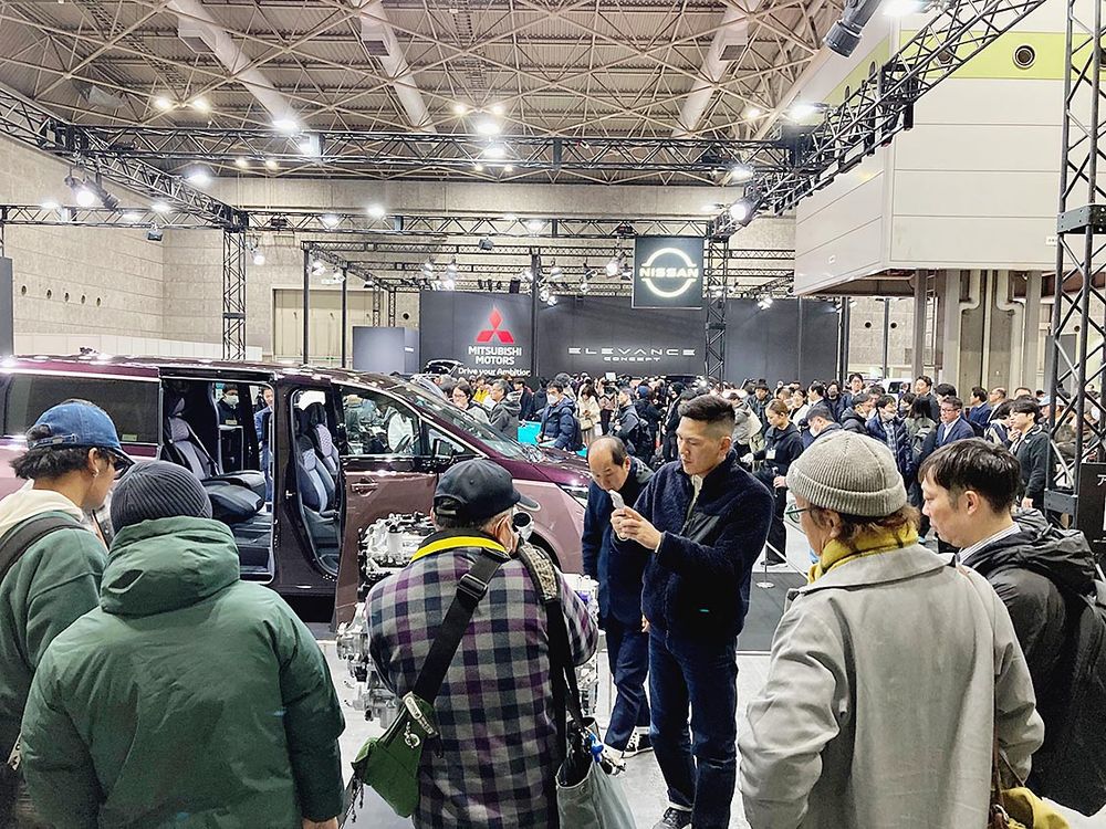 初日から多くの来場者で賑わう会場ブース