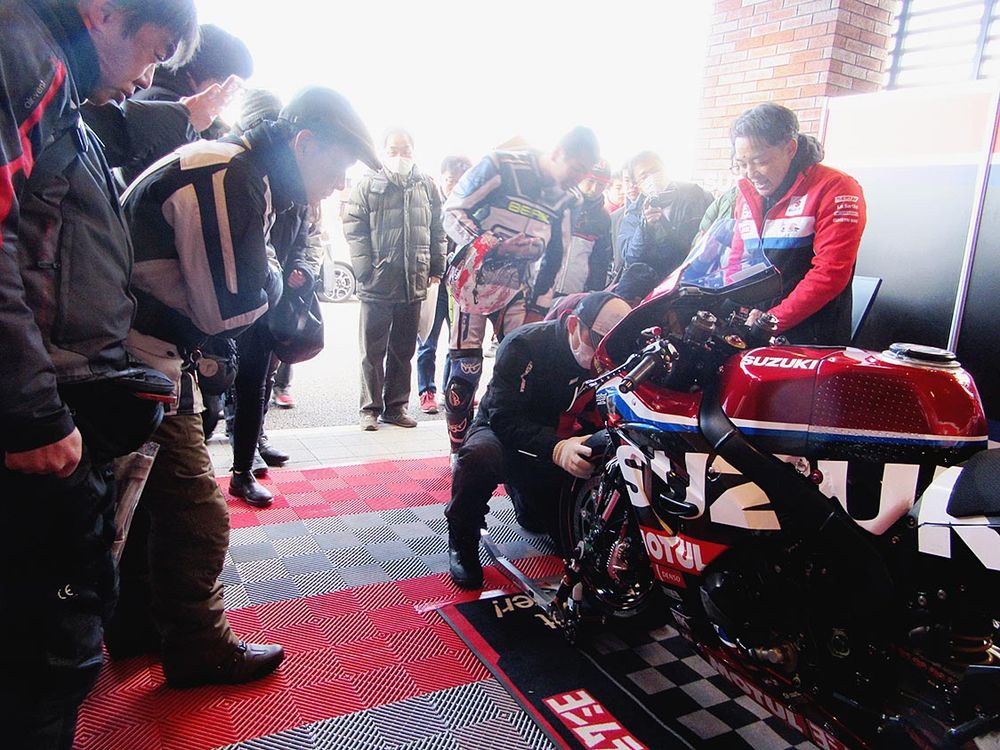 耐久レーサータイヤの交換を体験する来場者