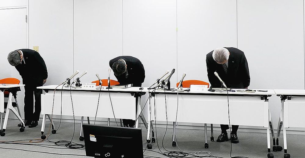 38時間も国内有数の主要道路でETCが利用できない大混乱を招いたことを陳謝する縄田正ネクスコ中日本社長（写真右）