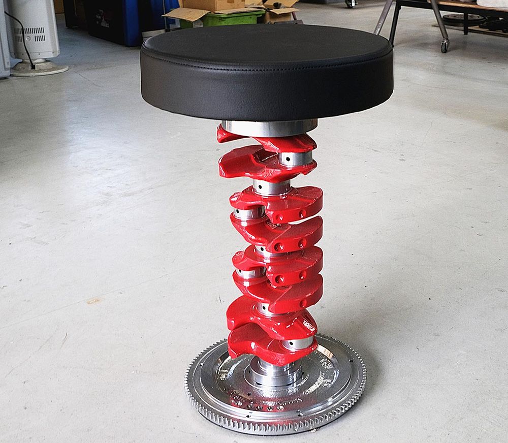 クランクシャフトに粉体塗装を施し、制作した椅子
