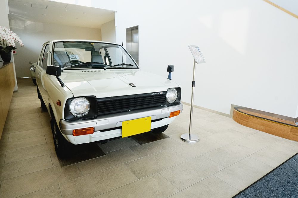 エントランスには旧本社から引き継いだ初代アルトなどを展示