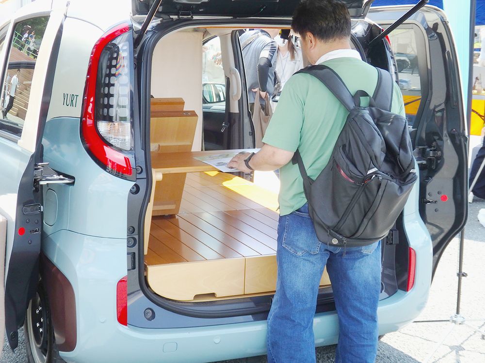 車中泊キットに興味を示す来場者が多く見られた