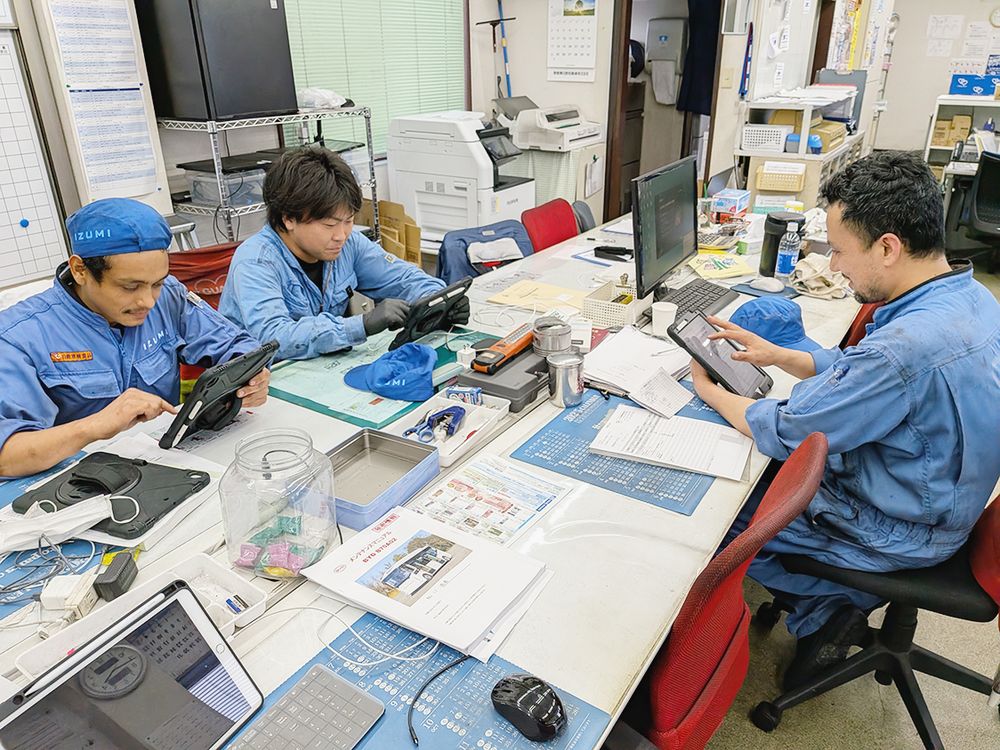 フロントや整備士、検査員にタブレット端末を貸与
