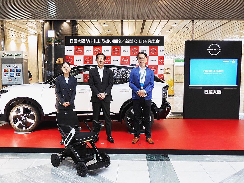 日産大阪の小林社長（中央）とウィルの徳丸部長（右）