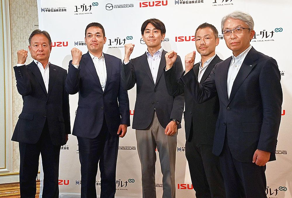 バイオディーゼルの普及を目指すマツダの小島岳二取締役（写真右端）、いすゞの古川和成執行役員（写真左端）