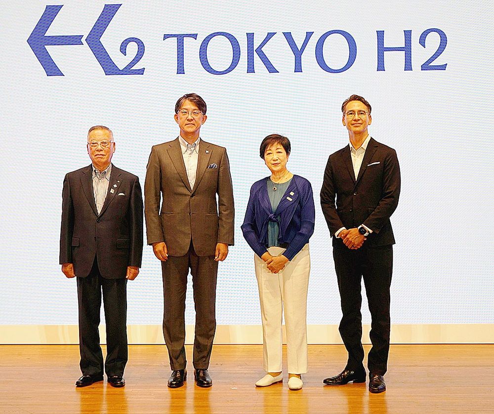 小池百合子東京都知事（右から2人目）とトヨタの佐藤恒治社長（同3人目）
