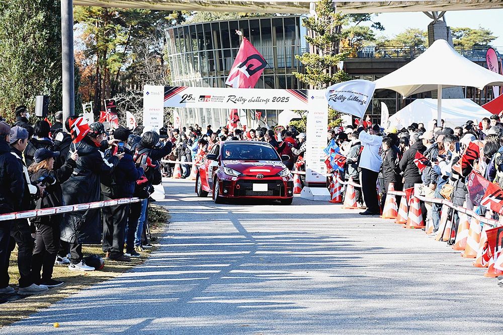 セレモニアルスタートには多くの観客が詰めかけた