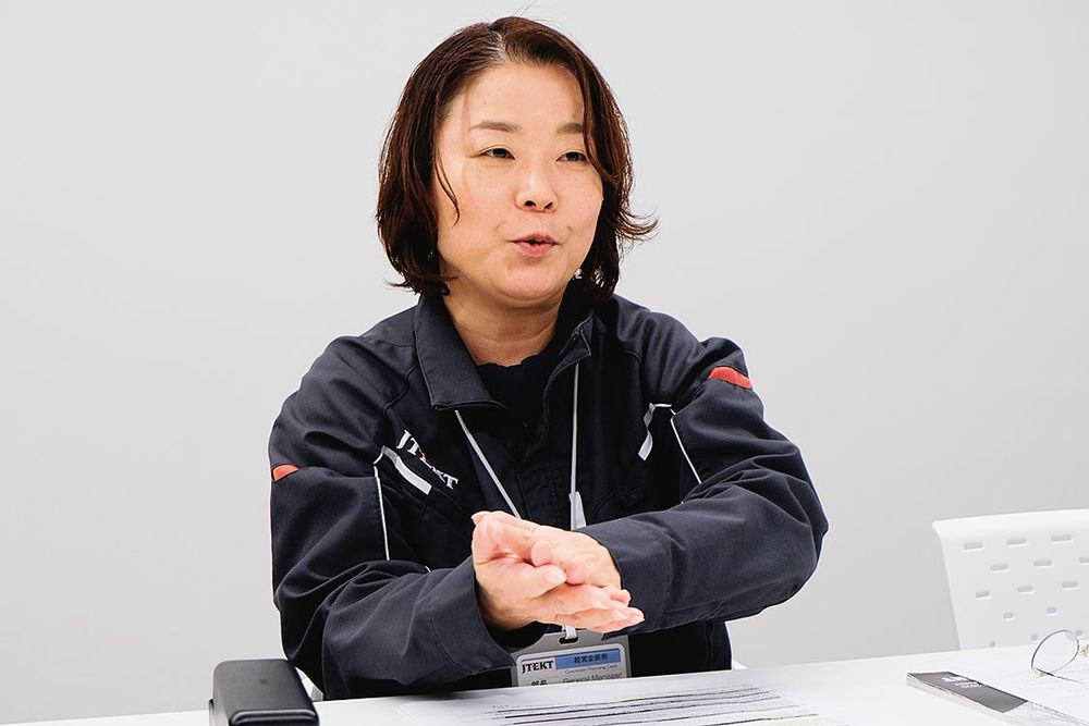 「顧客の現場を見て、問題を見つける力を育てなくては」と語る経営管理本部の鈴木理絵領域長