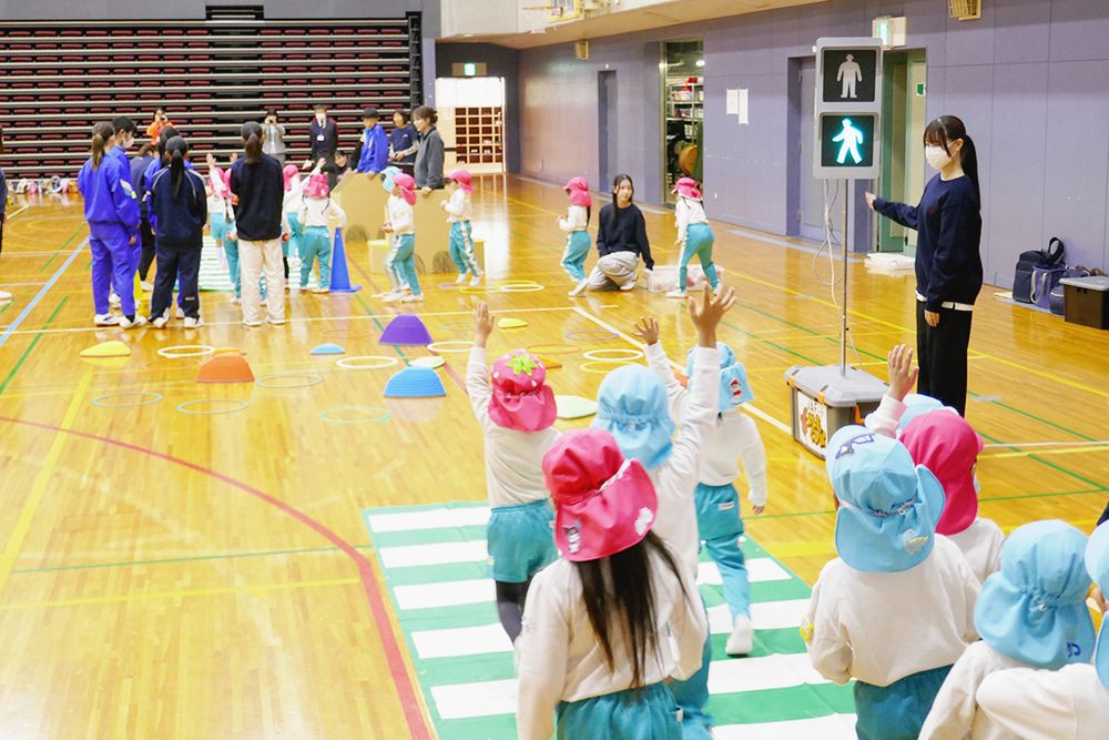 信号のある横断歩道の渡り方も完璧！