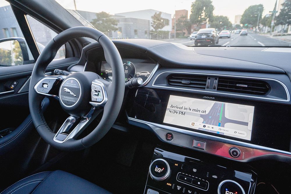 自動運転中の車内