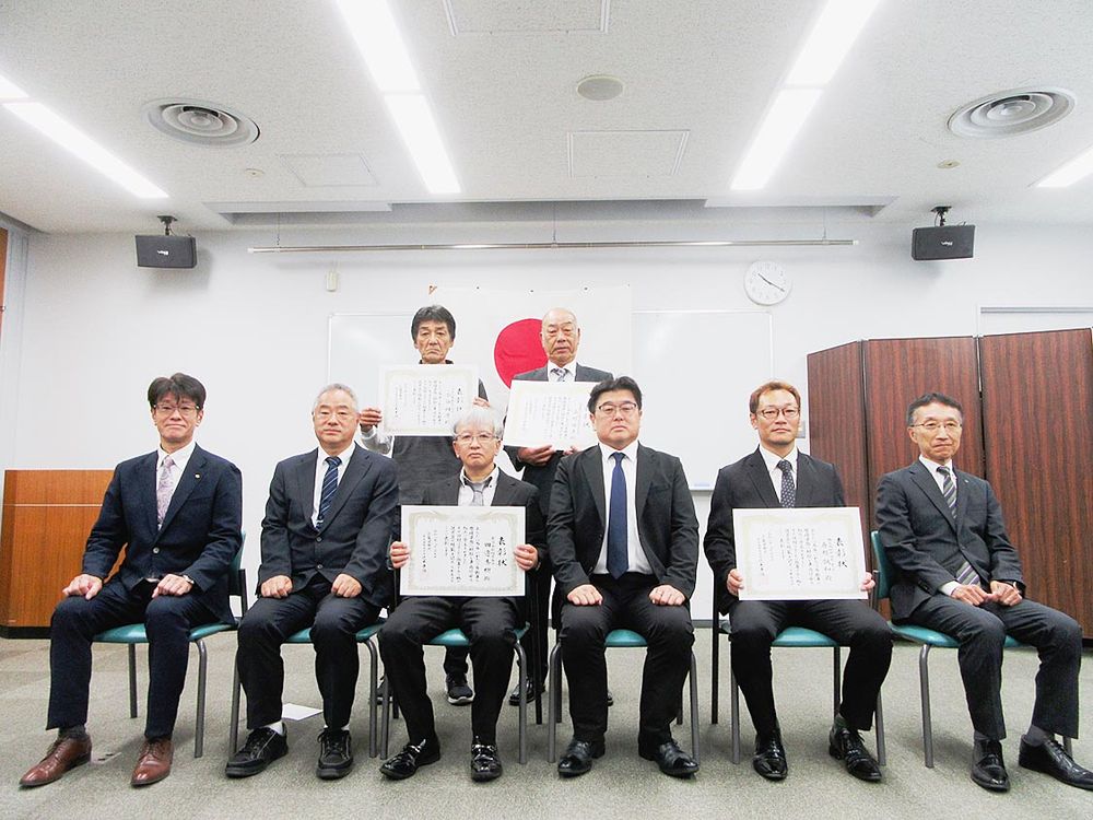 受賞者４人と関係者ら
