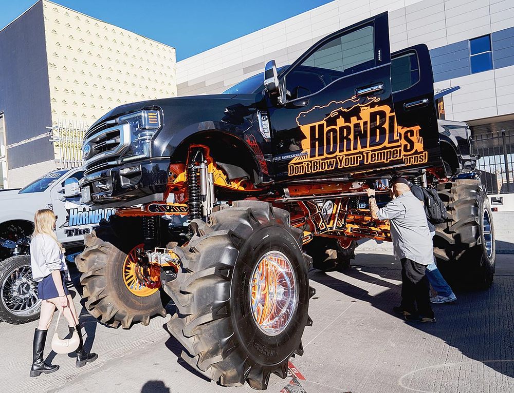 アメリカならではのド派手なカスタム車も