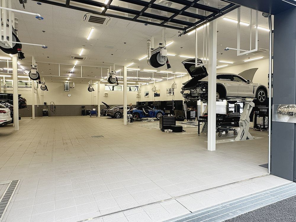 都心の高級車ディーラーが大規模なサービス工場を相次いで建設（写真はポルシェサービスセンター東京ベイ辰巳の工場内）