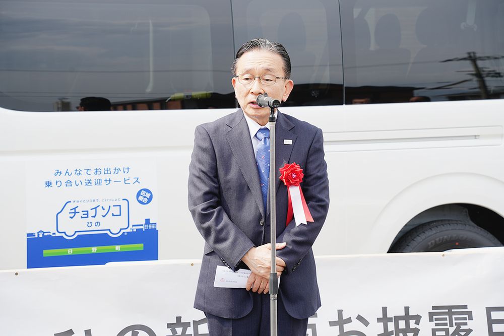 あいさつをする小澤社長