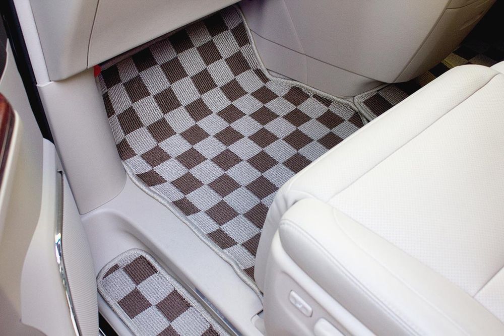 フロアマットを標準装着するモデルも