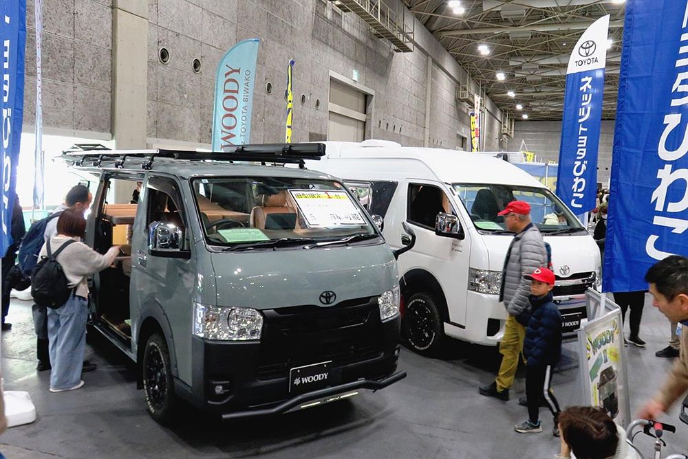 ネッツトヨタびわこの「ウッディー」展示シーン
